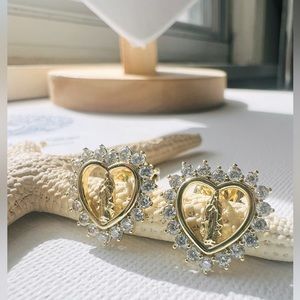 Aretes con la virgencita en Oro Laminado 14k. De pinchito📍.